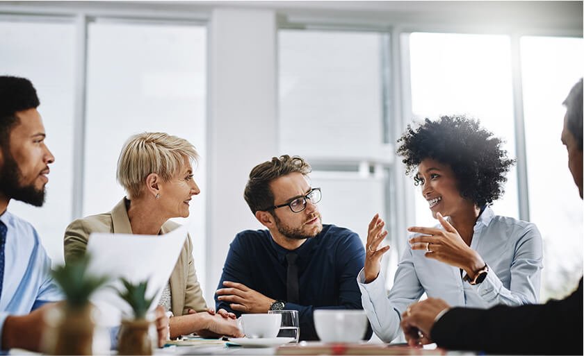 Grupo de pessoas reunidas